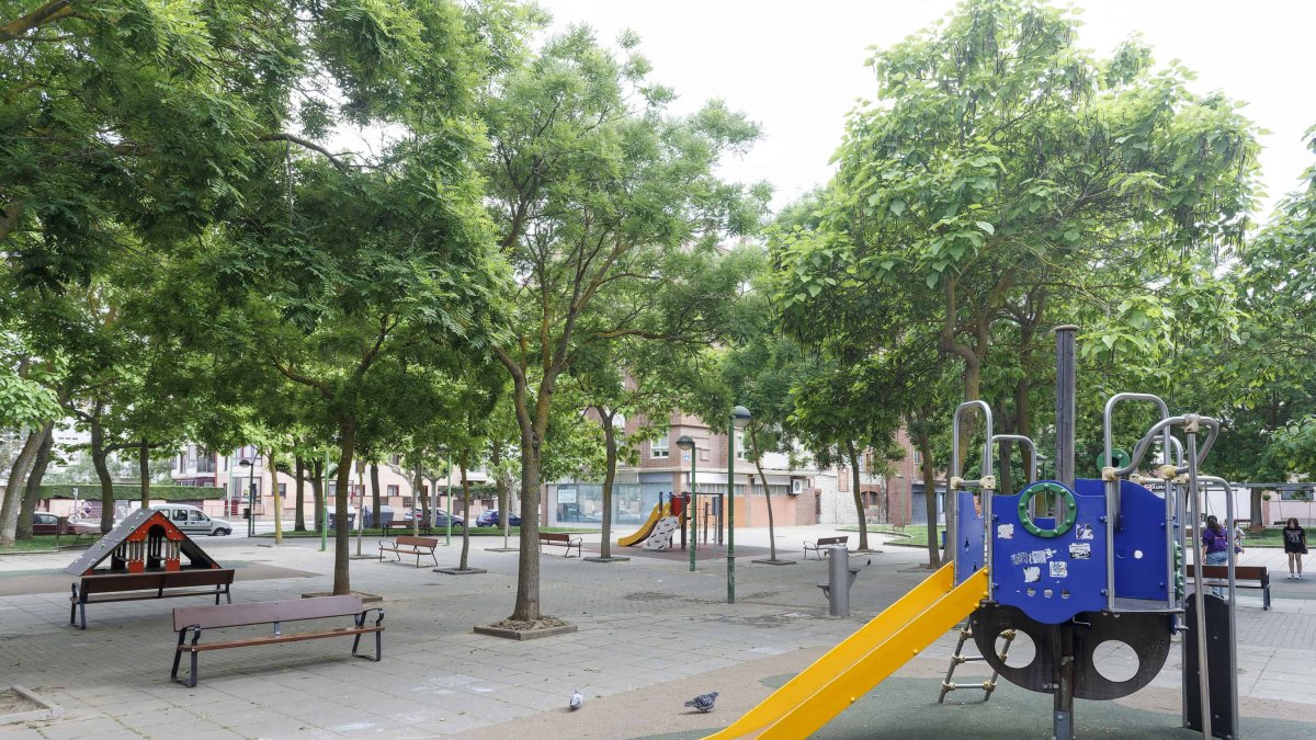El parque de la plaza División Mecanizada Brunete presenta óxido y se recomienda el vallado perimetral. SANTI OTERO