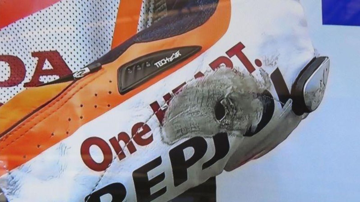 Así de quemado y agujereado quedó el codo izquierdo del mono de Marc Márquez tras apoyarse en él para salvar una caída.-EMILIO PÉREZ DE ROZAS