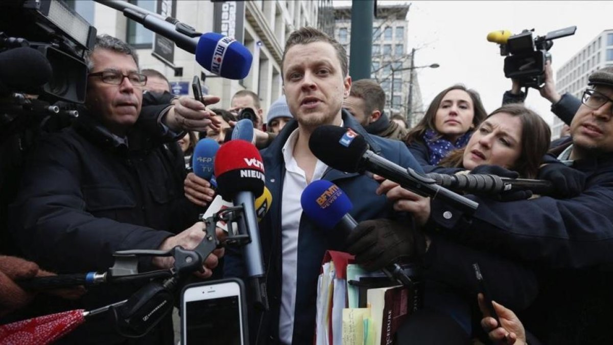 Cédric Moisse, uno de los abogados de Salah Abdeslam, al salir de la audiencia de este jueves.-LAURENT DUBRULE