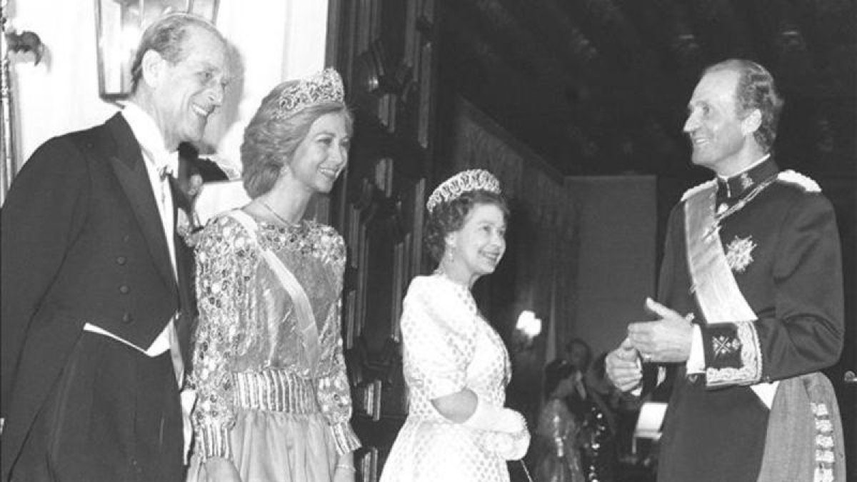 La reina Isabel II y el duque de Edimburgo reciben a los reyes Juan Carlos y Sofía en Londres, el 24 de abril de 1986.-EFE