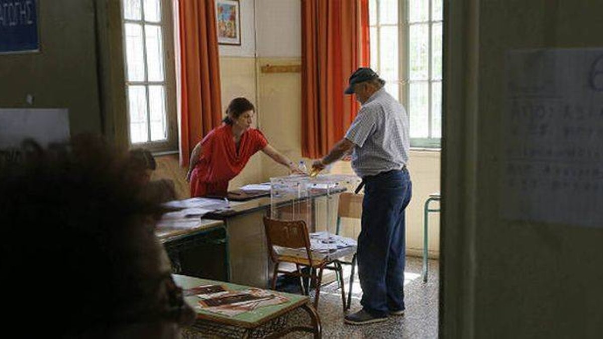 La gente espera su turno para votar durante el referéndum a Atenas.-Foto: ARMANDO BABANI / EFE