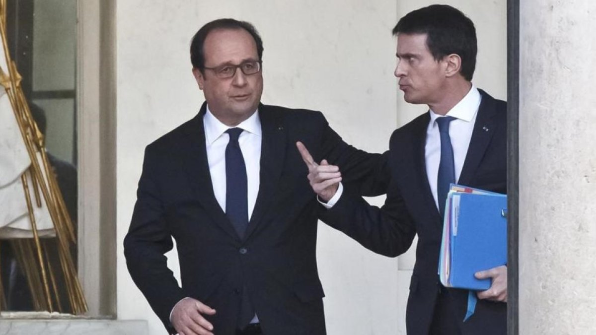 Hollande (izquierda) y Valls hablan tras una reunión ministerial en el Elíseo, en París, el pasado 10 de febrero.-AP / MICHEL EULER