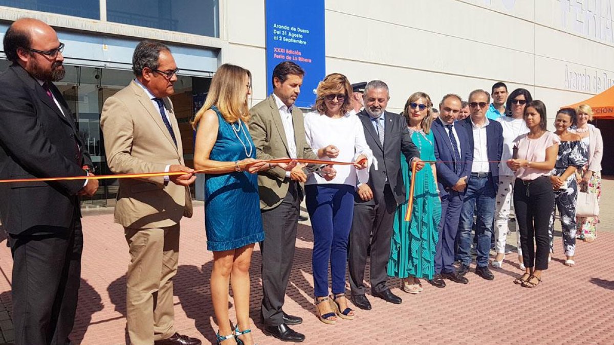 La alcaldesa arandina fue la encargada de cortar la cinta inaugural acompañada de los representantes políticos y empresariales que acudieron a la apertura de este evento.-L. V.