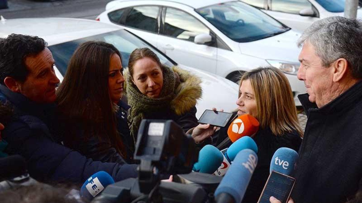 Los abogados Olga Navarro y Rafael Uriarte explicaron a los medios a la salida de los juzgados su versión de la declaración de los nuevos testigos.-ICAL