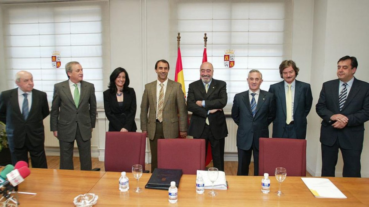 El consejero, la gerente de Sacyl, el presidente de la concesionaria y varios empresarios implicados posan tras firmar el contrato en 2006.-I.L.M.