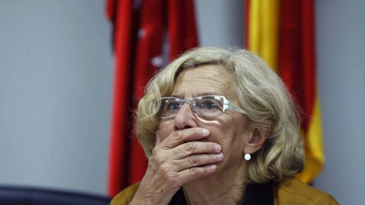 La alcaldesa de Madrid, Manuela Carmena, durante la rueda de prensa que ha ofrecido hoy tras la reunión que mantenido con los trabajadores sociales de las juntas de distrito, su primer acto oficial desde la llegada al cargo.-Foto: EFE/ JUAN CARLOS HIDALGO