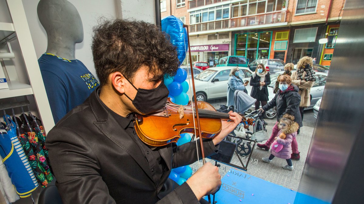 Un maniquí muy movido, música y arte amenizarán las compras en Gamonal hasta el sábado.  TOMÁS  ALONSO