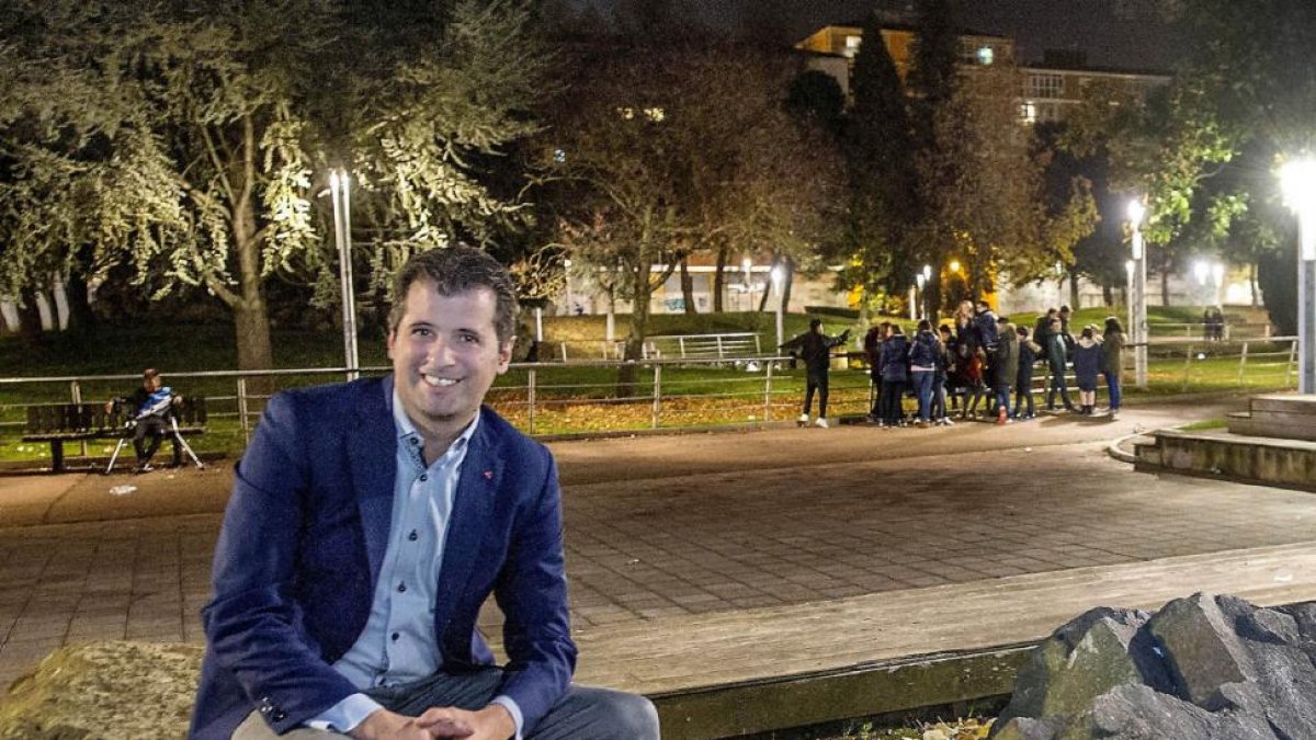 Luis Tudanca en el parque Félix Rodríguez de la Fuente de Burgos-I.L. Murillo
