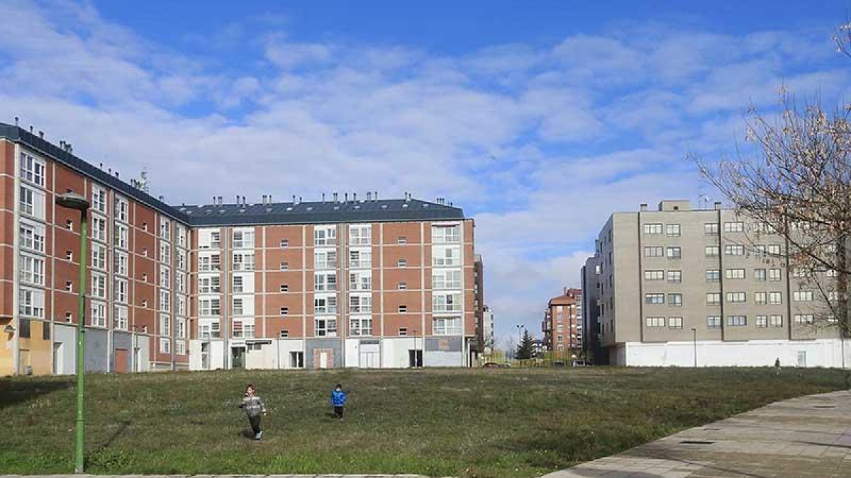 Vista de la parcela en la que se ubicará el nuevo centro cívico, el octavo con el que contará la ciudad.-RAÚL G. OCHOA