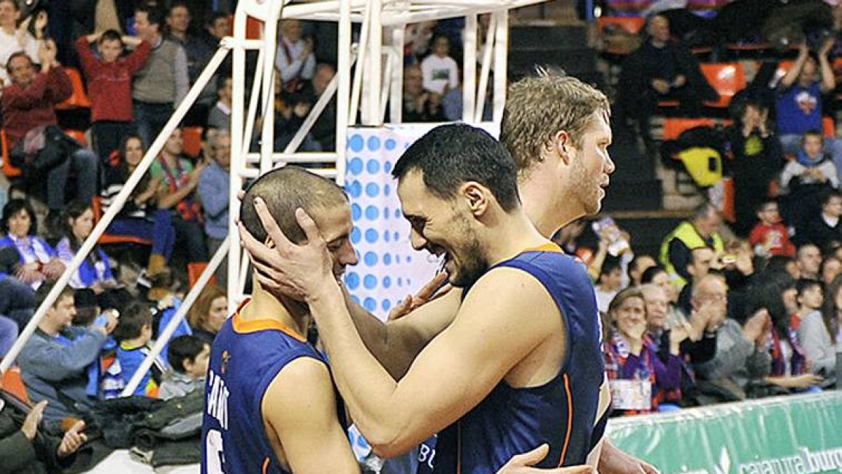 Miki Feliu felicita a Albert Sàbat durante un partido.-MGCFOTO.ES