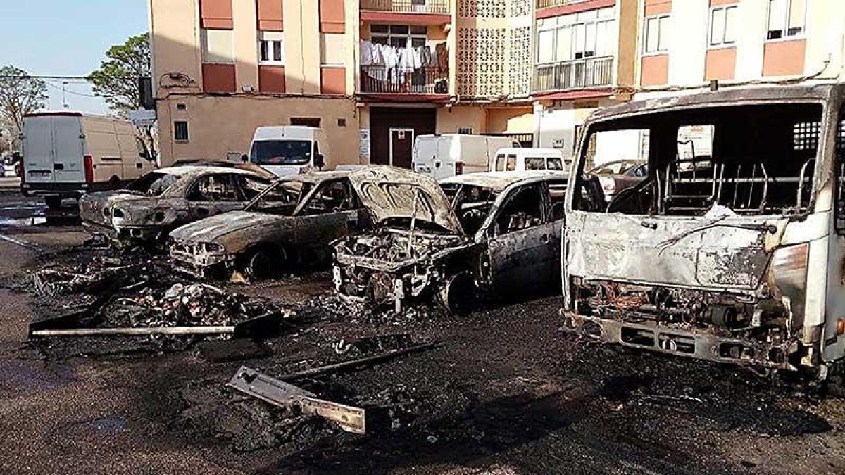 El 2016 terminó con 34 contenedores arrasados por el fuego, como el causado en la plaza Atlántico.-ECB
