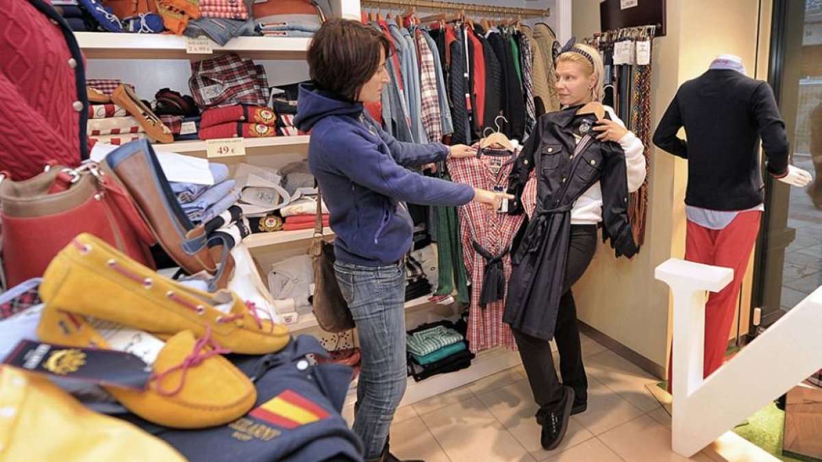 Dos clientas comparan prendas en un establecimiento comercial de la capital burgalesa.-ISRAEL L. MURILLO