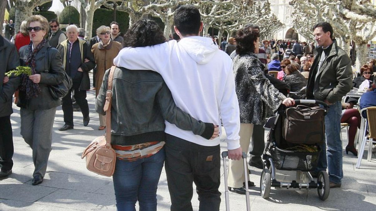 Una pareja en el paseo del Espolón.-RAÚL G. OCHOA