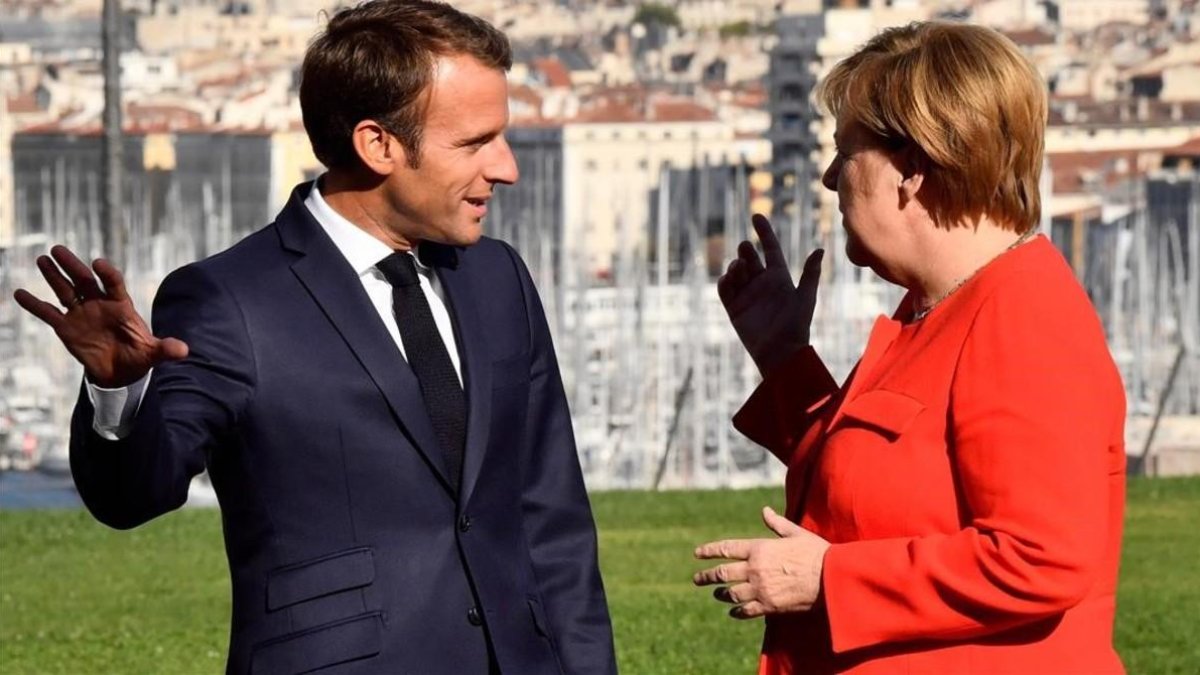El presidente francés, Emmanuel Macron, y la cancillera Angela Merkel en Marsella.-AFP / CHRISTOPHE SIMON