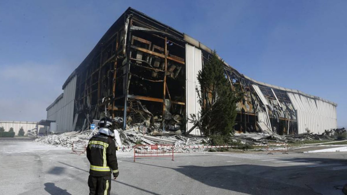 Los bomberos de Burgos todavía mantienen la vigilancia en la sede de Campofrío de La Bureba.-RAÚL G. OCHOA