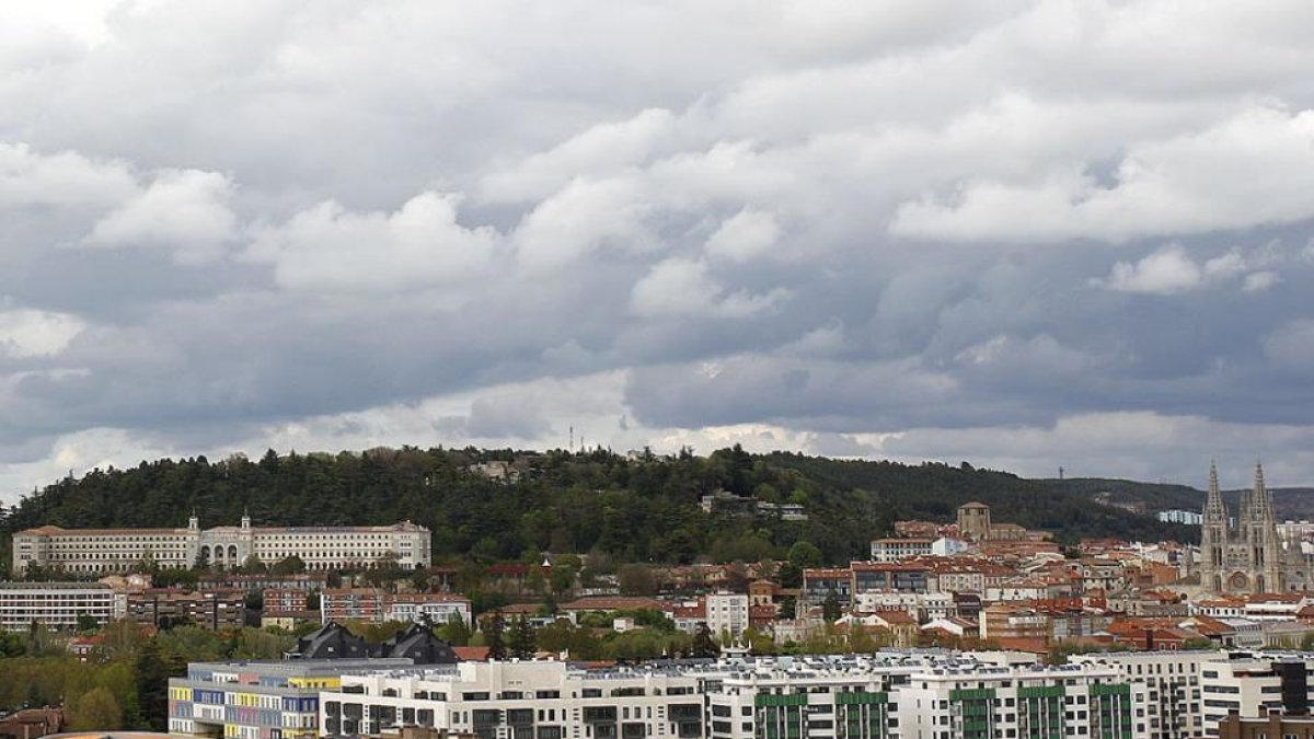 Vista de la ciudad de Burgos y al fondo el cerro de San Miguel, una de las zonas arboladas que integran el Cinturón Verde más forestal.