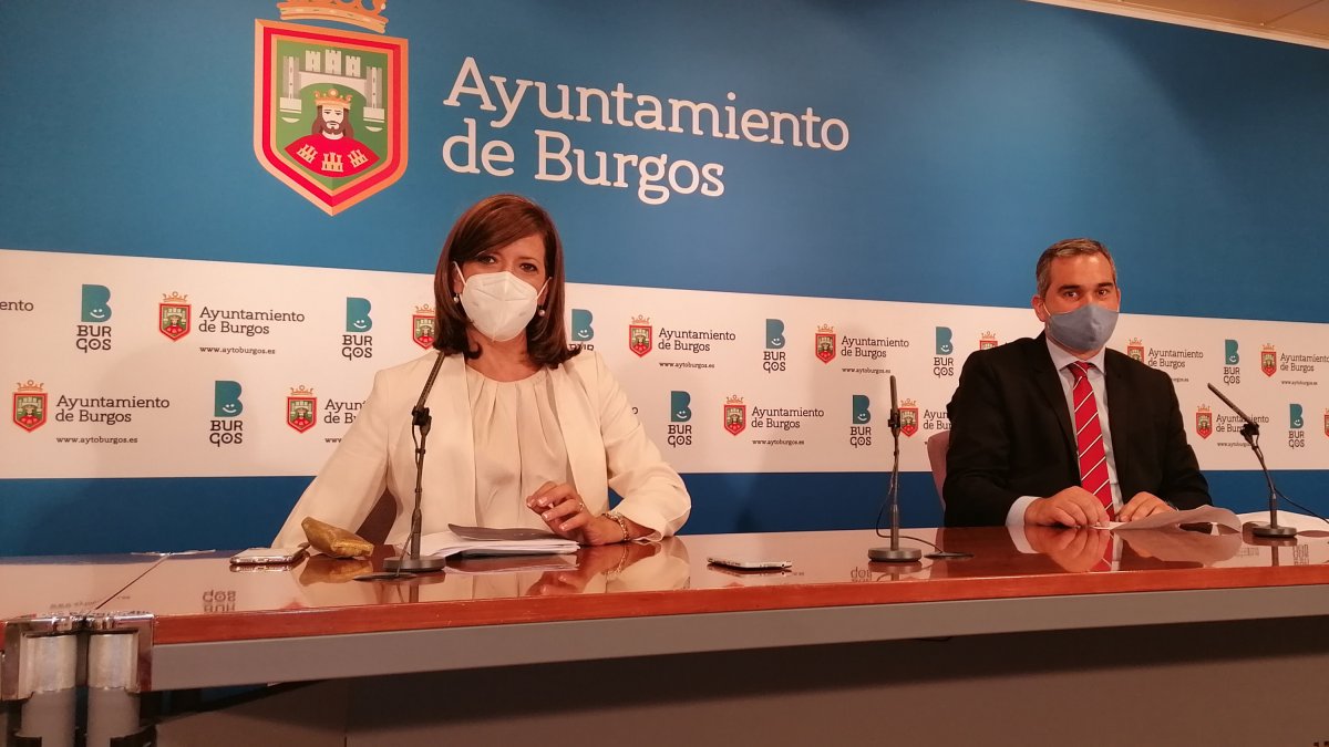 La vicealcaldesa, Nuria Barrio, y el concejal de Industria y Turismo, Leví Moreno, esta mañana en el Ayuntamiento. D.S.M.