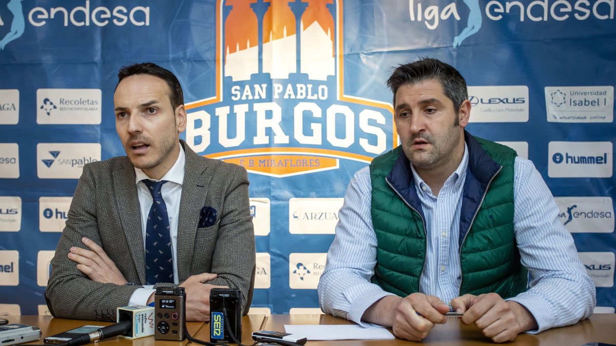 Félix Sancho -presidente del San Pablo Burgos- y Albano Martínez -gerente y director deportivo-, durante su comparecencia de ayer en la sede del club. S. OTERO