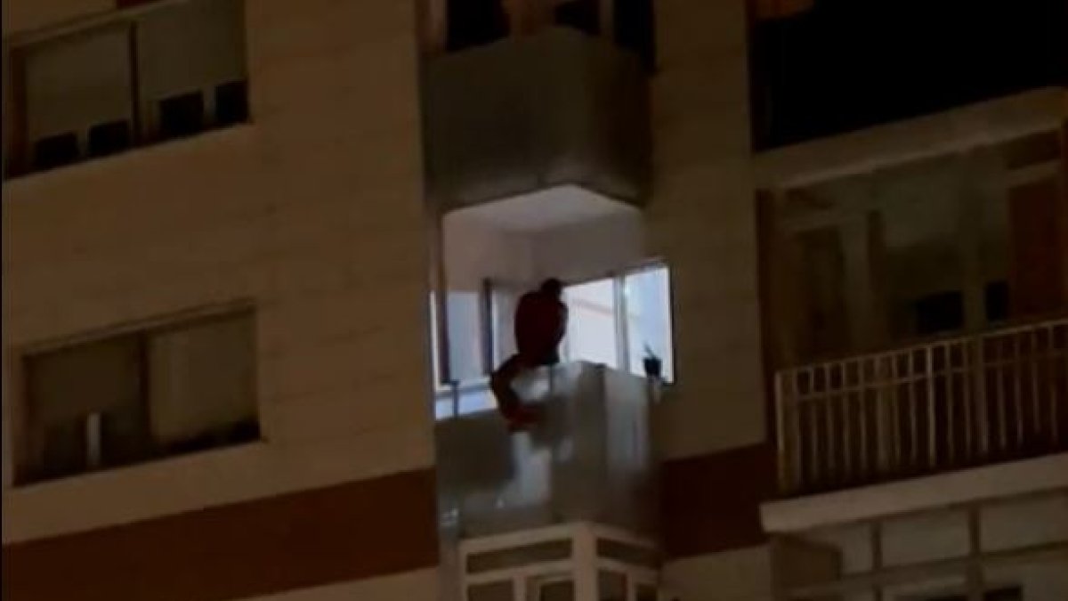 La persona atendida llegó a encaramarse encima de la barandilla de su balcón. ECB