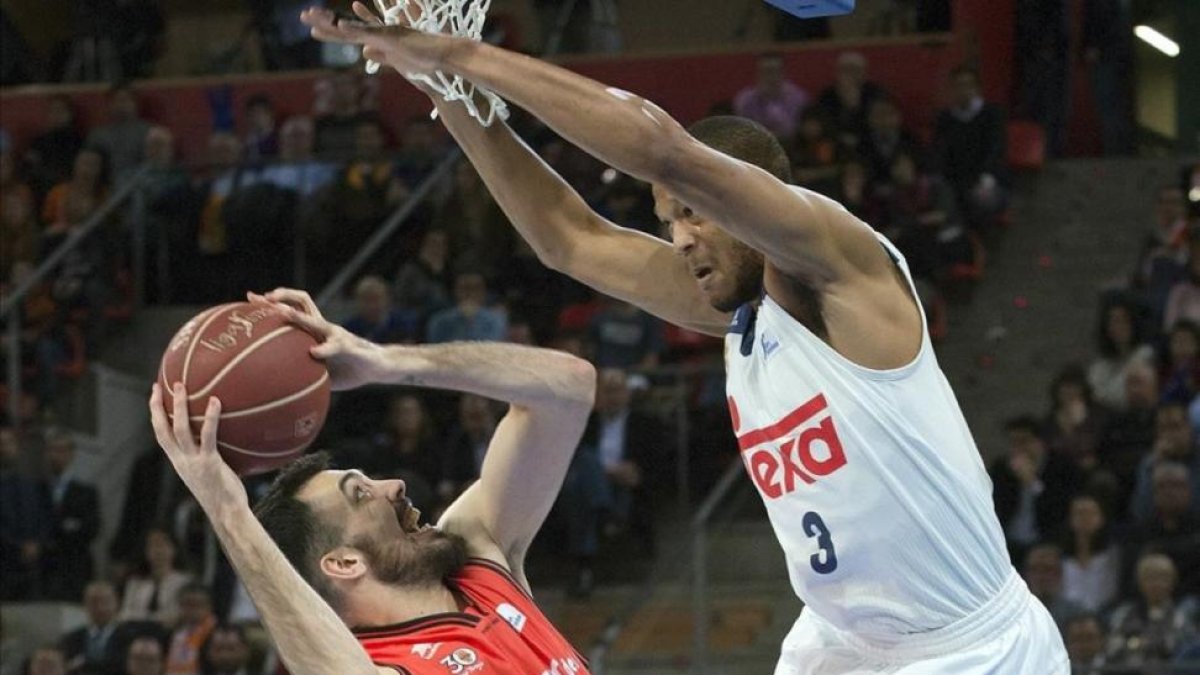 El valencianista Oriola intenta lanza ante la defensa de Randolph.-JOSE RAMÓN GÓMEZ / EFE