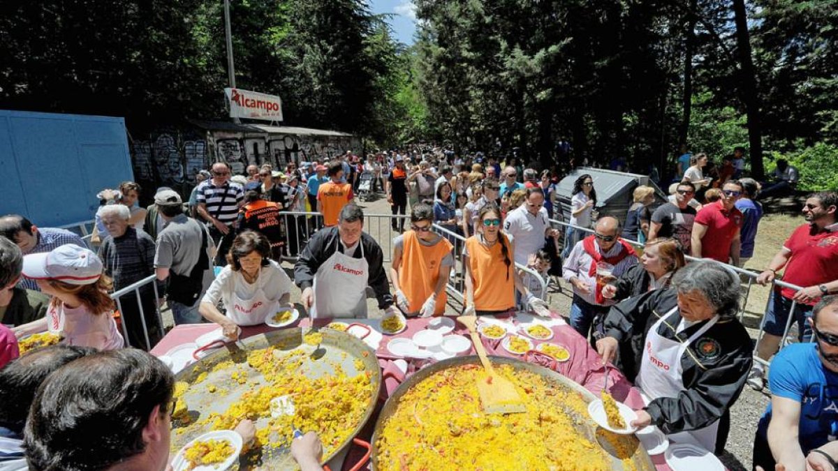 Miles de burgaleses degustaron la paella.-ISRAEL L. MURILLO