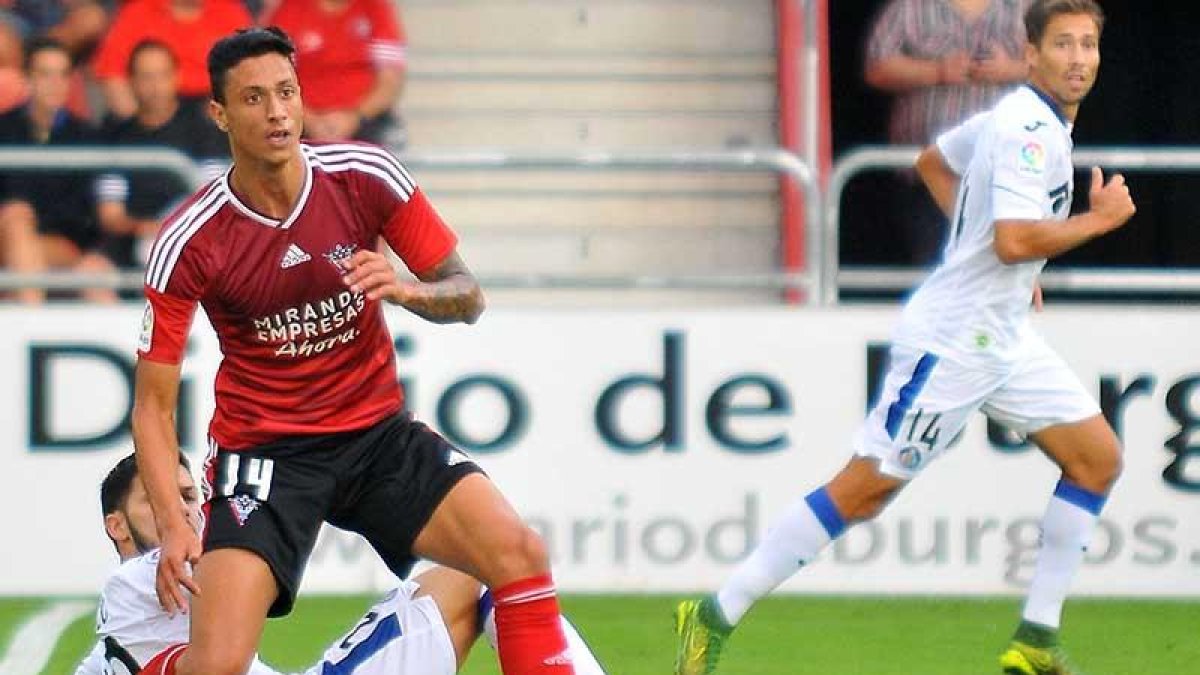 Maikel Mesa gana la partida a su par durante un partido-JOSÉ ESTEBAN EGURROLA