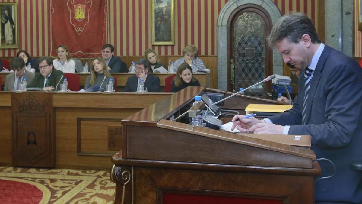 El alcalde, Javier Lacalle, preside un Pleno municipal y al fondo su equipo de Gobierno del Partido Popular.-RAÚL G. OCHOA