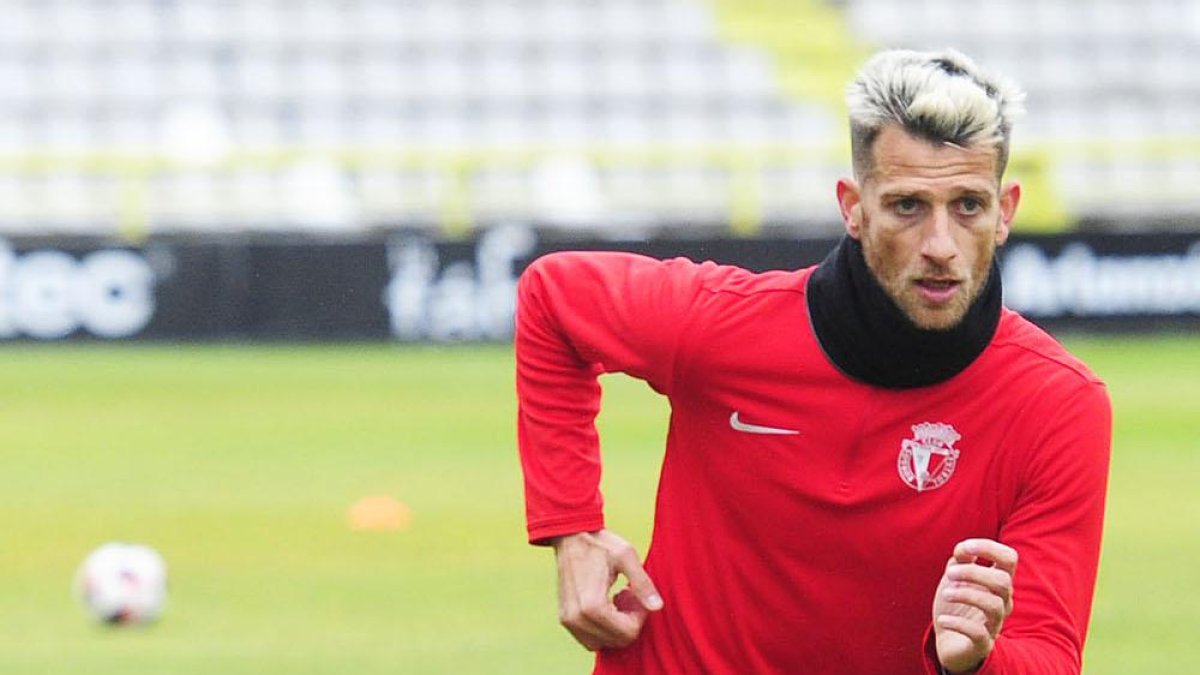Máyor durante el entrenamiento de ayer en El Plantío.-ISRAEL L. MURILLO