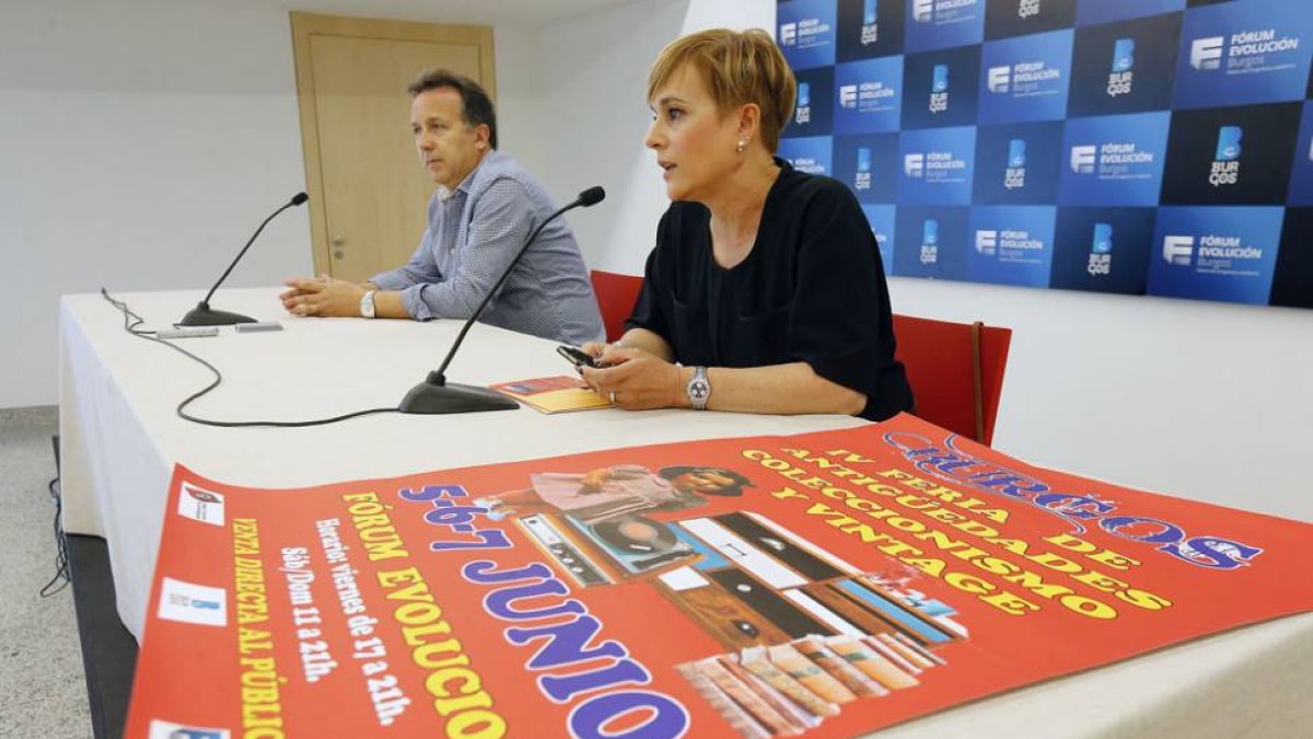 Ángel R. Moix y Mª Cruz Madrid presentan el contenido de la cita con el objeto antiguo que se dará en el Fórum.-R.G.O.