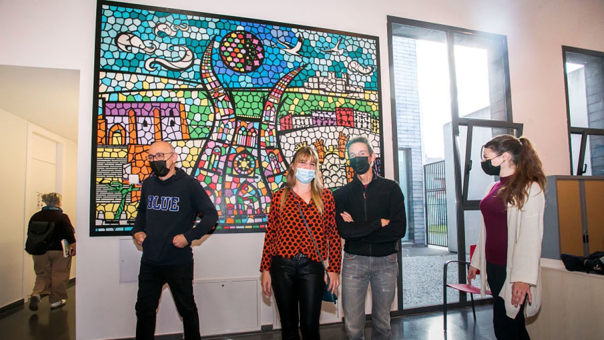 Inauguración de la obra mural colectiva 'Catedral de luz' en el centro cívico Las Huelgas-El Pilar. TOMÁS ALONSO