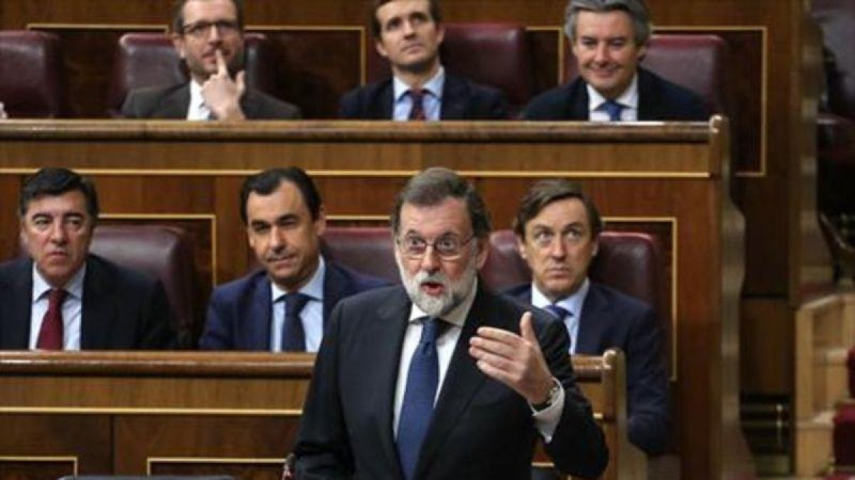 Mariano Rajoy responde en la sesión de control del Congreso, ayer.-JUAN MANUEL PRATS