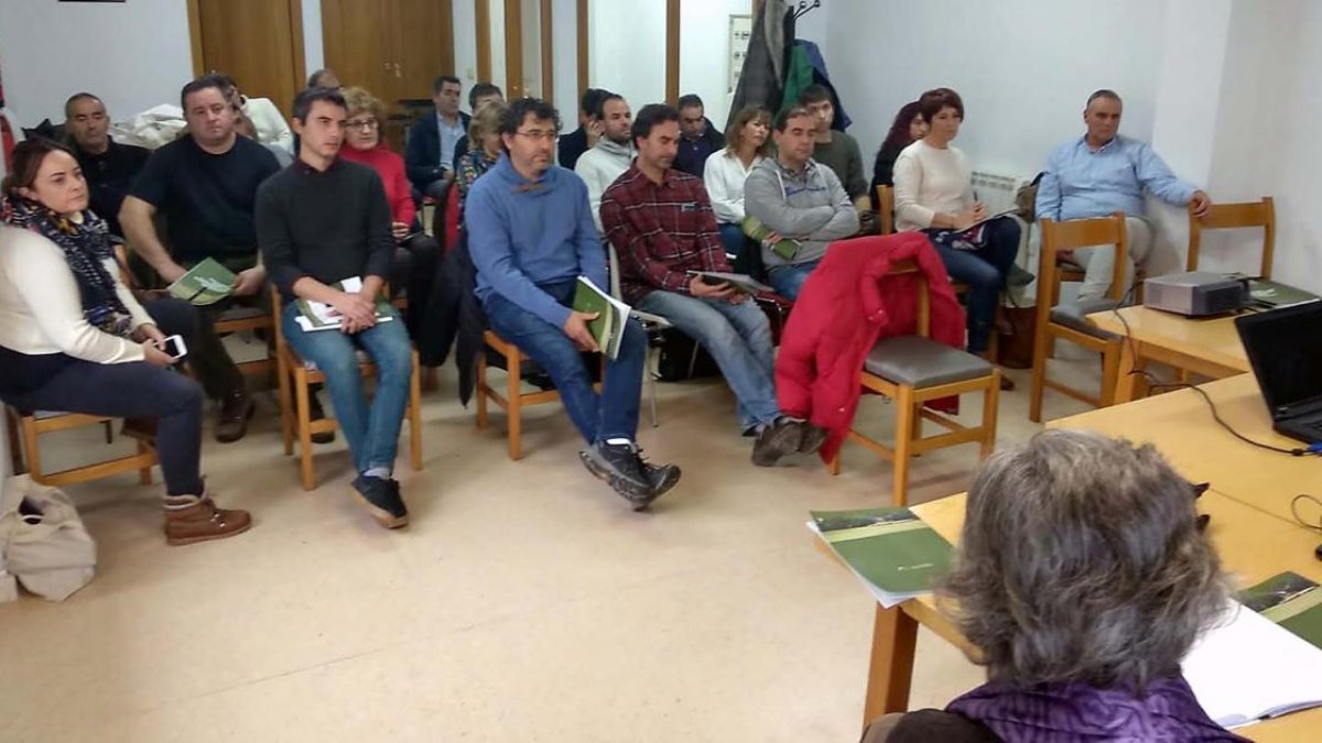 En la charla hubo representantes municipales, ganaderos, agricultores o vecinos a los que se propuso trabajar conjuntamente.-ECB