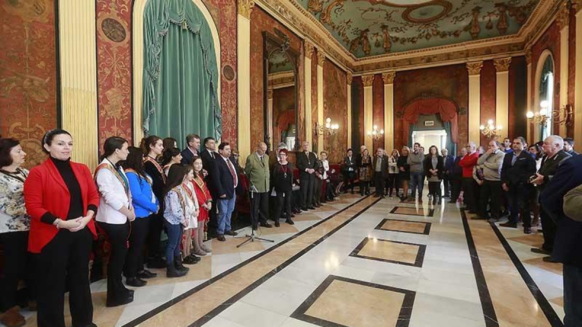 En el Salón Rojo se congregaron representantes de ambas ciudades así como la corte de las reinas de Burgos.-RAÚL G. OCHOA