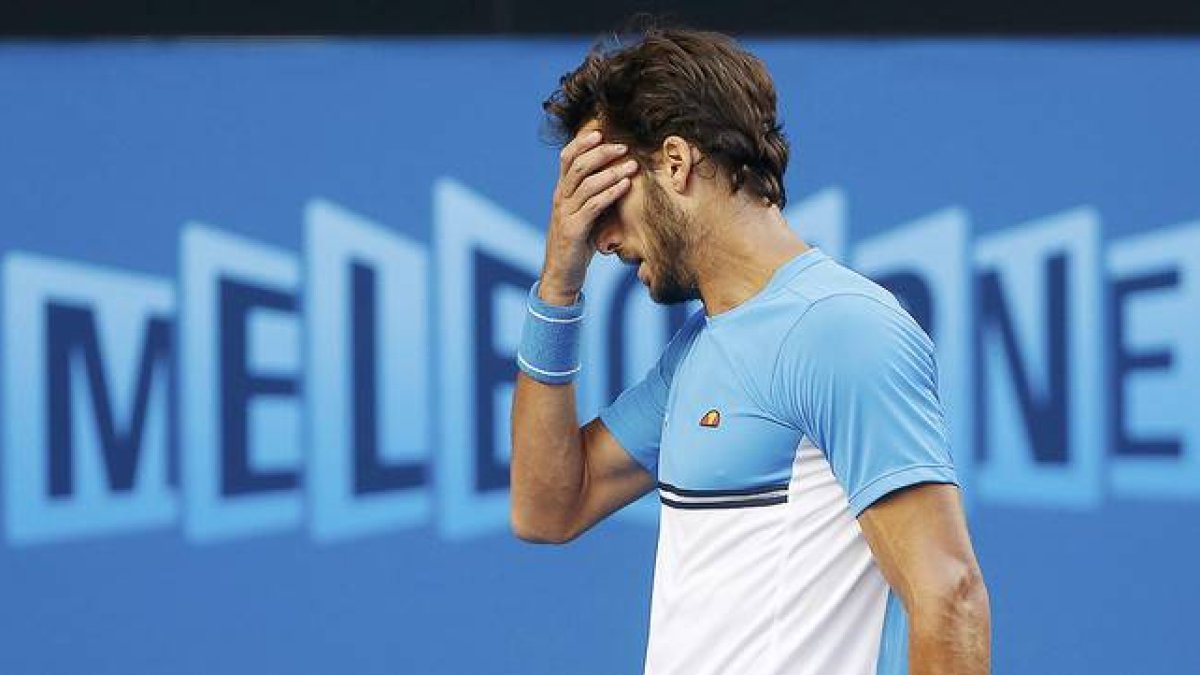 Feliciano López se lamenta tras fallar un punto ante el canadiense Milos Raonic, en octavos del Abierto de Australia, en Melbourne.-EFE