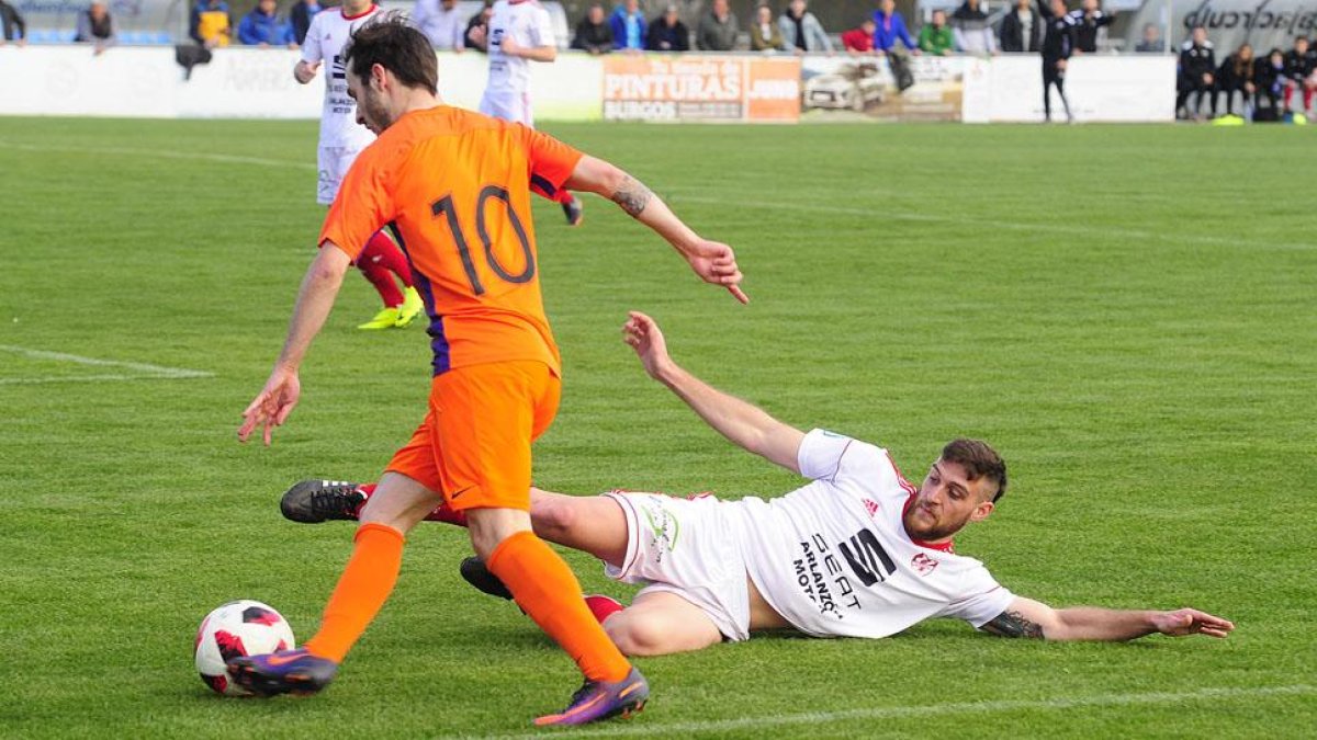 Cerezo supera al central del Arlanzón Motor Seat Cristian en una acción del derbi capitalino disputado ayer en Castañares.-Israel L. Murillo