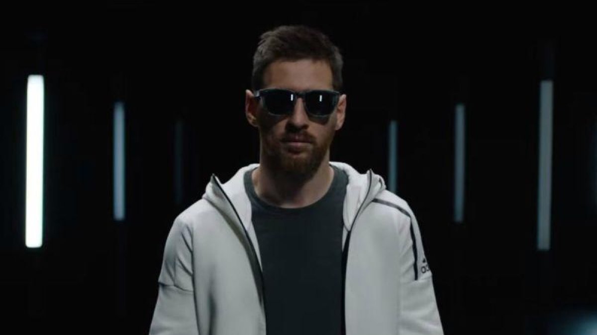 Leo Messi, en una imagen del vídeo promocional de su nueva línea de gafas de sol.-HAWKERS (YOUTUBE)