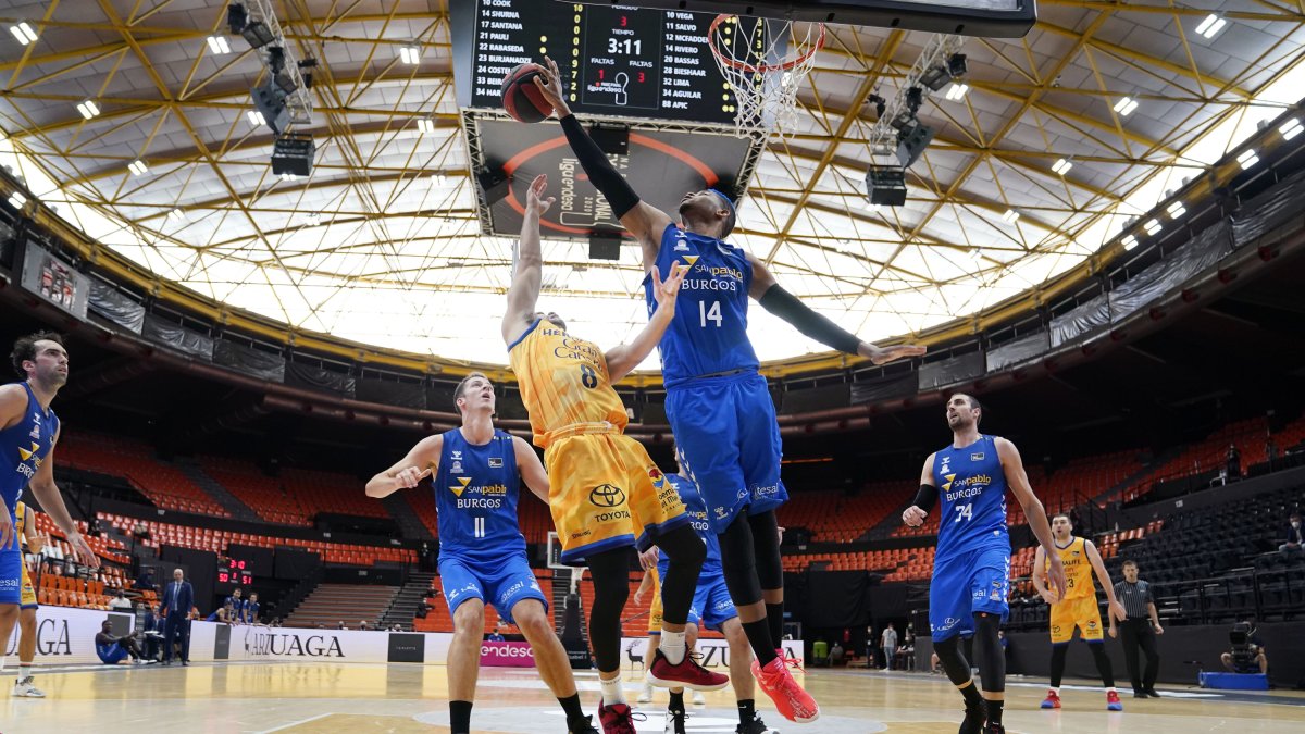 Rivero tapona el lanzamiento de Lecomte, hoy, en Valencia. ACB PHOTO