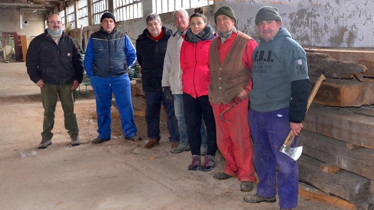 los miembros de la Real Cabaña de Carreteros, con Sara Antolín, coordinadora del proyecto en el que muchos de ellos colaboran con sus experiencias y recuerdos .-R. F.