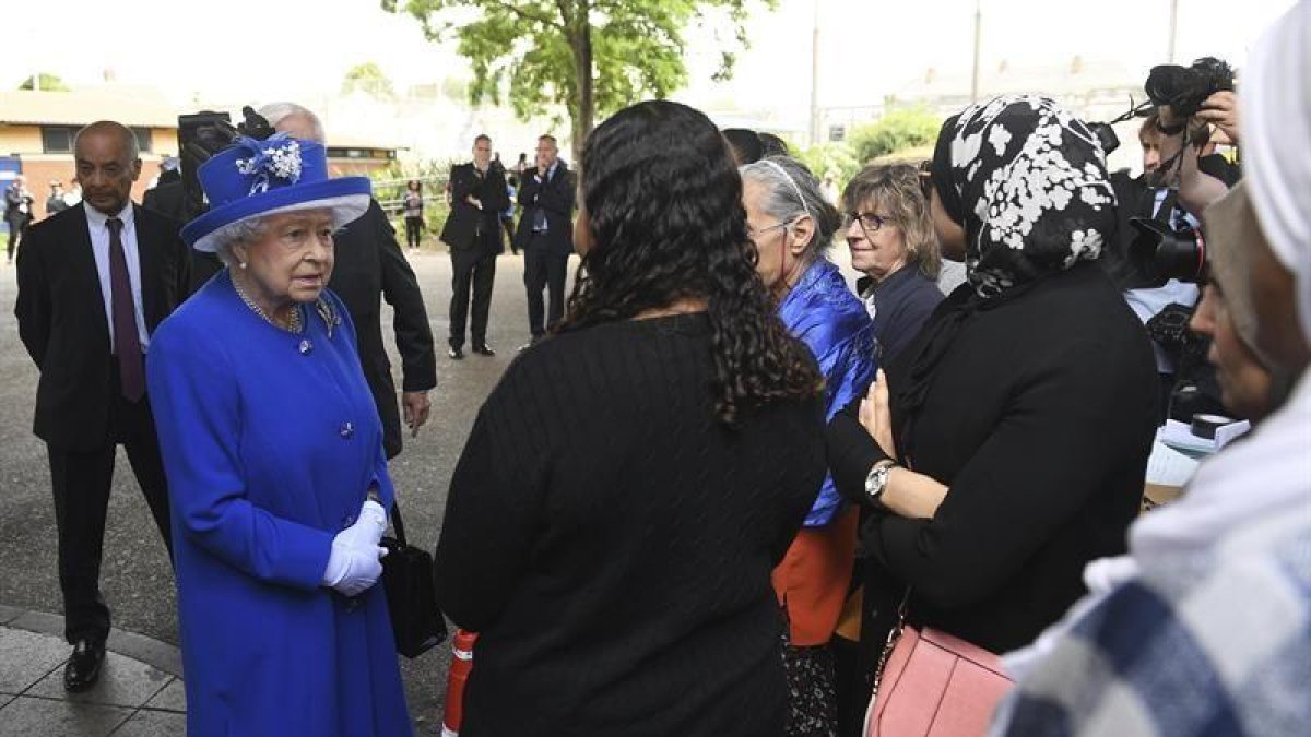 La reina Isabel II y el duque de Cambridge se desplazaron hoy a un centro habilitado para ayudar a los afectados en el incendio del miércoles.-EFE