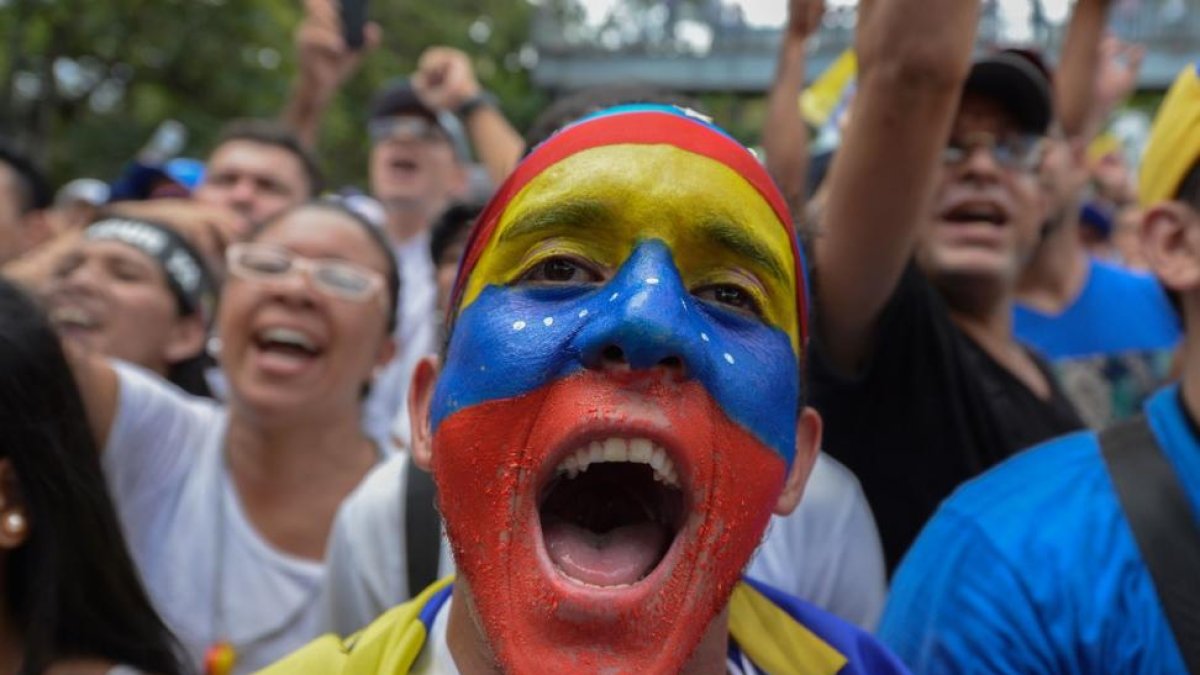 Un participante en la marcha de oposición a Maduro.-FEDERICO PARRA / AFP