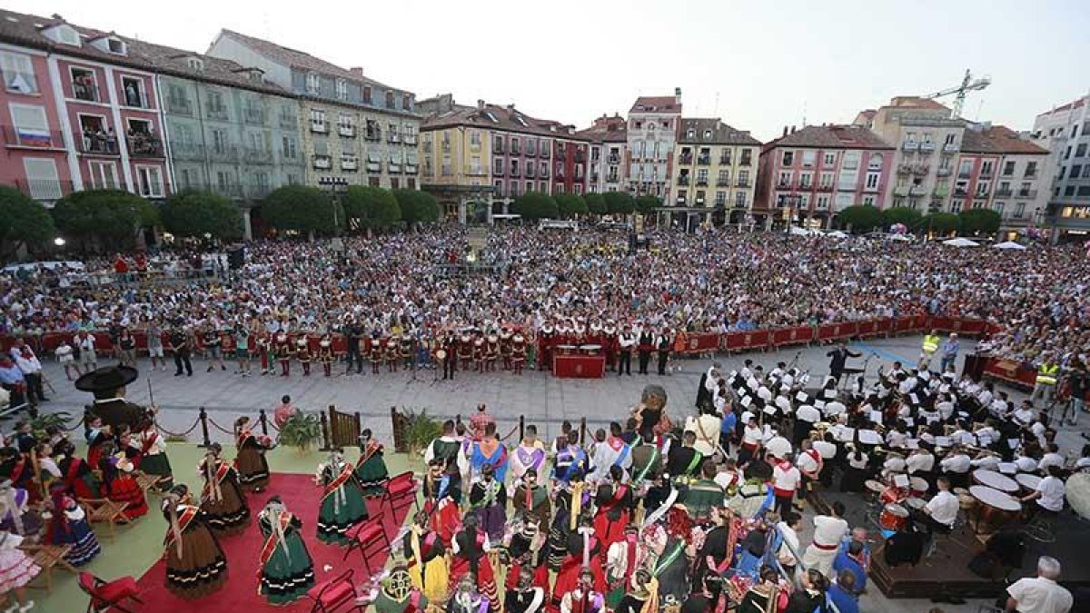 A pesar de las altas temperaturas, los burgaleses llenaron la Plaza Mayor.-RAÚL G. OCHOA