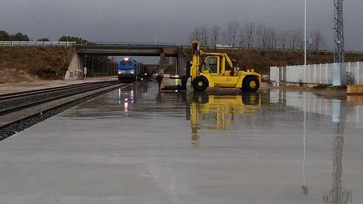 Cada tren transporta una media de 830 toneladas, según detallan los expertos.-L. V.