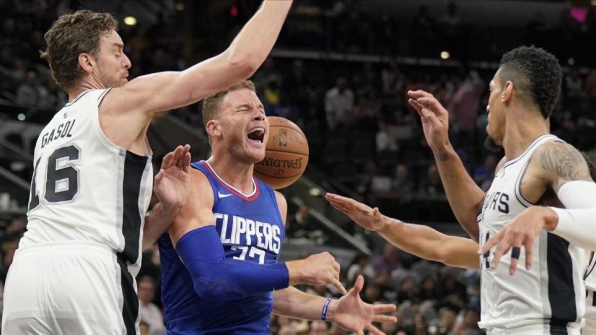 Pau Gasol en una acción defensiva en el partido ante Los Angeles Clippers-DARREN ABATE