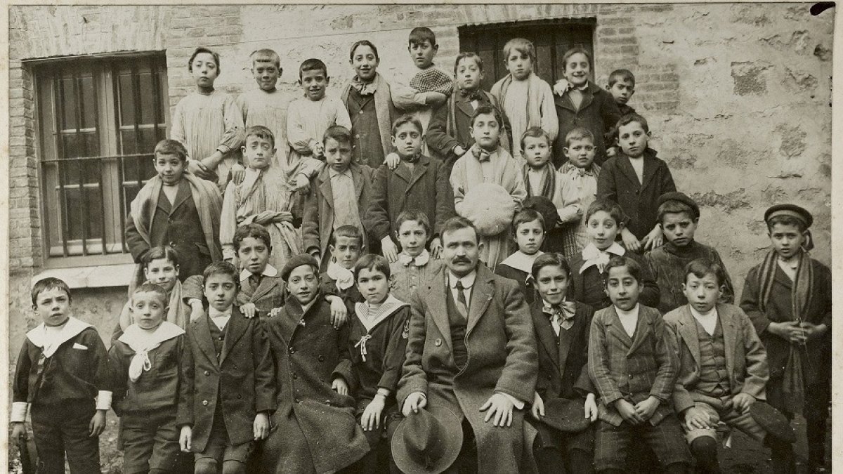 Alumnos de una escuela burgalesa a principios del siglo XX junto a su maestro. ECB
