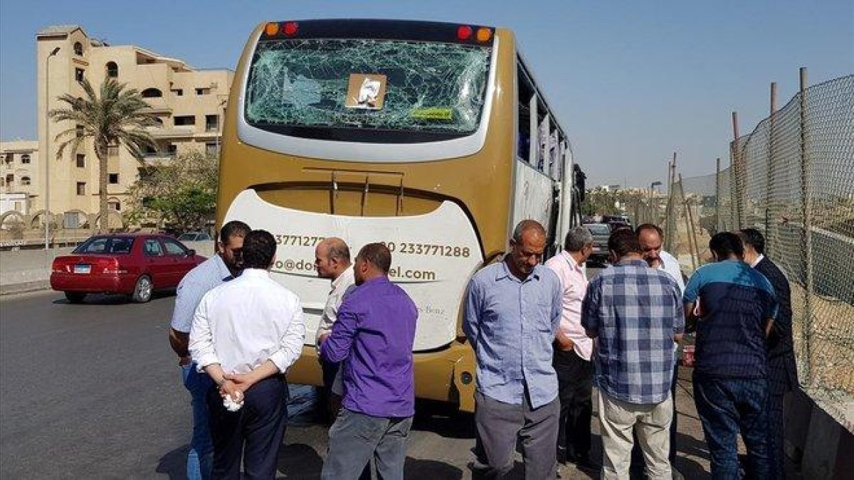 El bus donde ha ocurrido la explosión cerca de un museo en construcción al lado de las pirámides de Giza en El Cairo (Egipto).-AHMED FAHMY