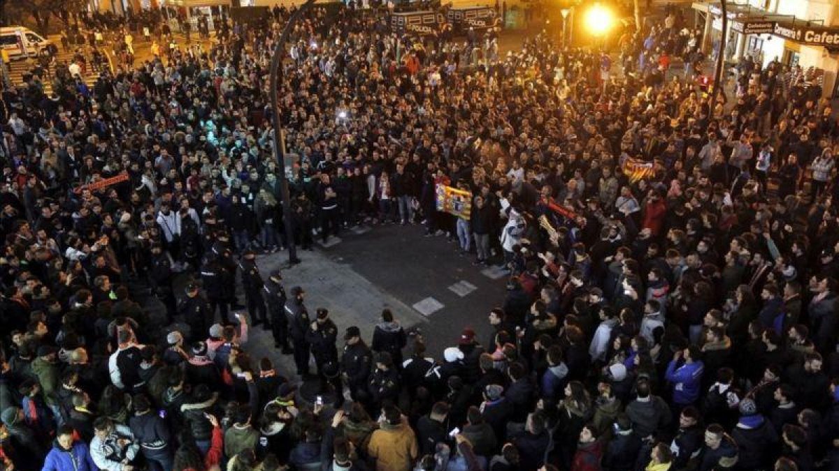 La afición del Valencia explota contra el propietario del club tras la bochornosa derrota ante el Celta por 1-4.-EFE / MANUEL BRUQUE
