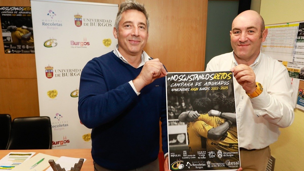 Miguel Ángel Manso y Manuel Vadillo, directivo y presidente del Aparejadores RC, posan con el cartel de la campaña de socios. TOMÁS ALONSO
