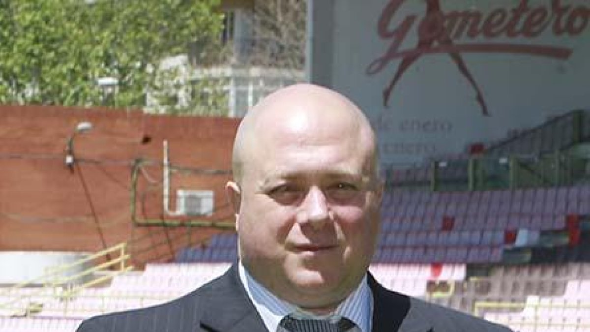 Antonio Caselli posa sobre el césped de El Plantío.-RAÚL G. OCHOA