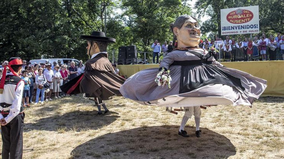 En el Día del Burgalés Ausente no faltó el tradicional baile de Los Gigantillos.-SANTI OTERO