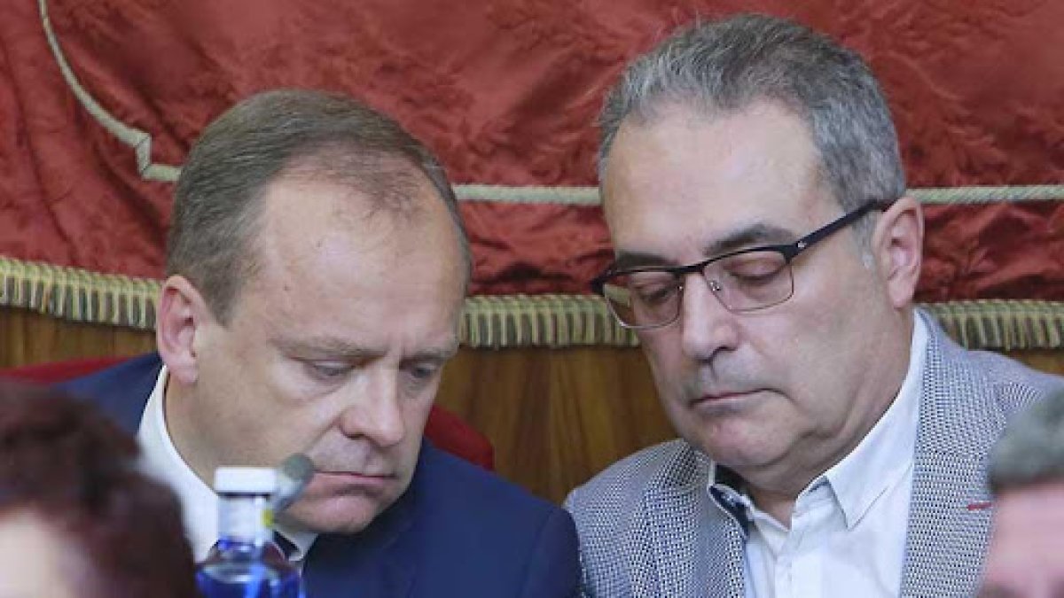 Los dos concejales de Vox en el Ayuntamiento de Burgos. / RAÚL OCHOA